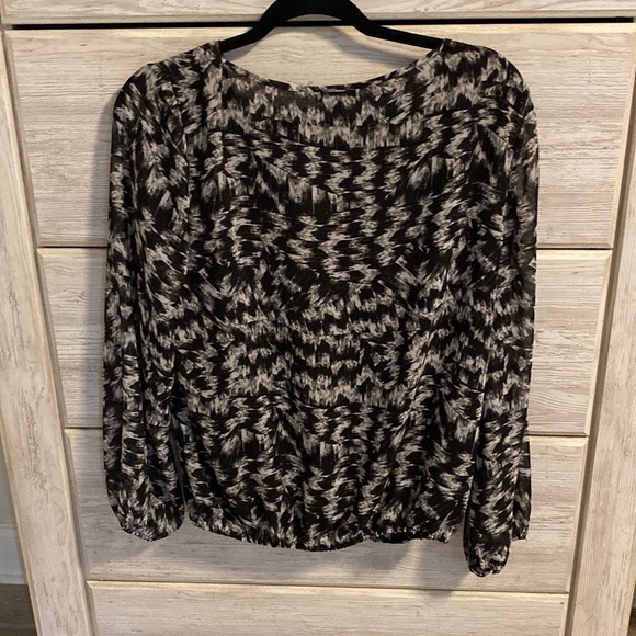 Vince Camuto, Black & White Faux Wrap Blouse, Size M, EUC - Picture 7 of 7